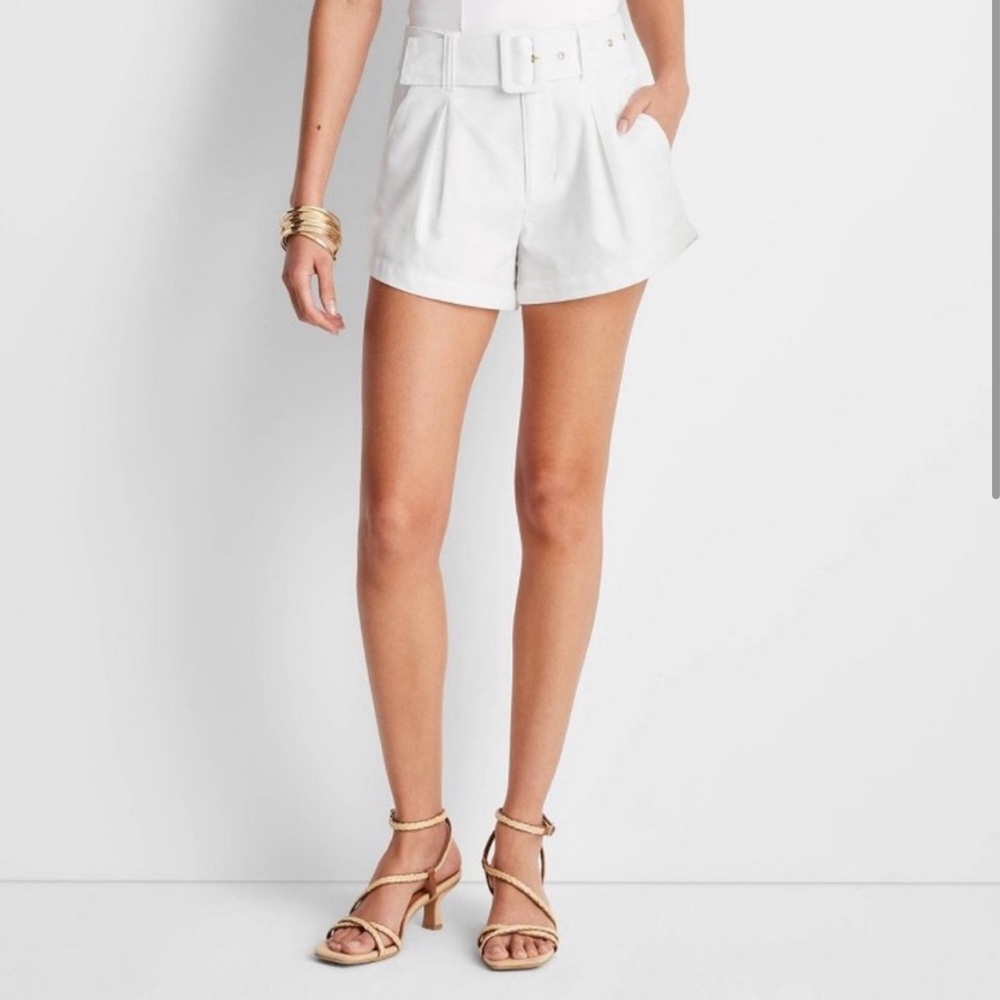 NWT  Future Collective with Jenee Naylor. White shorts w/ matching belt size 16